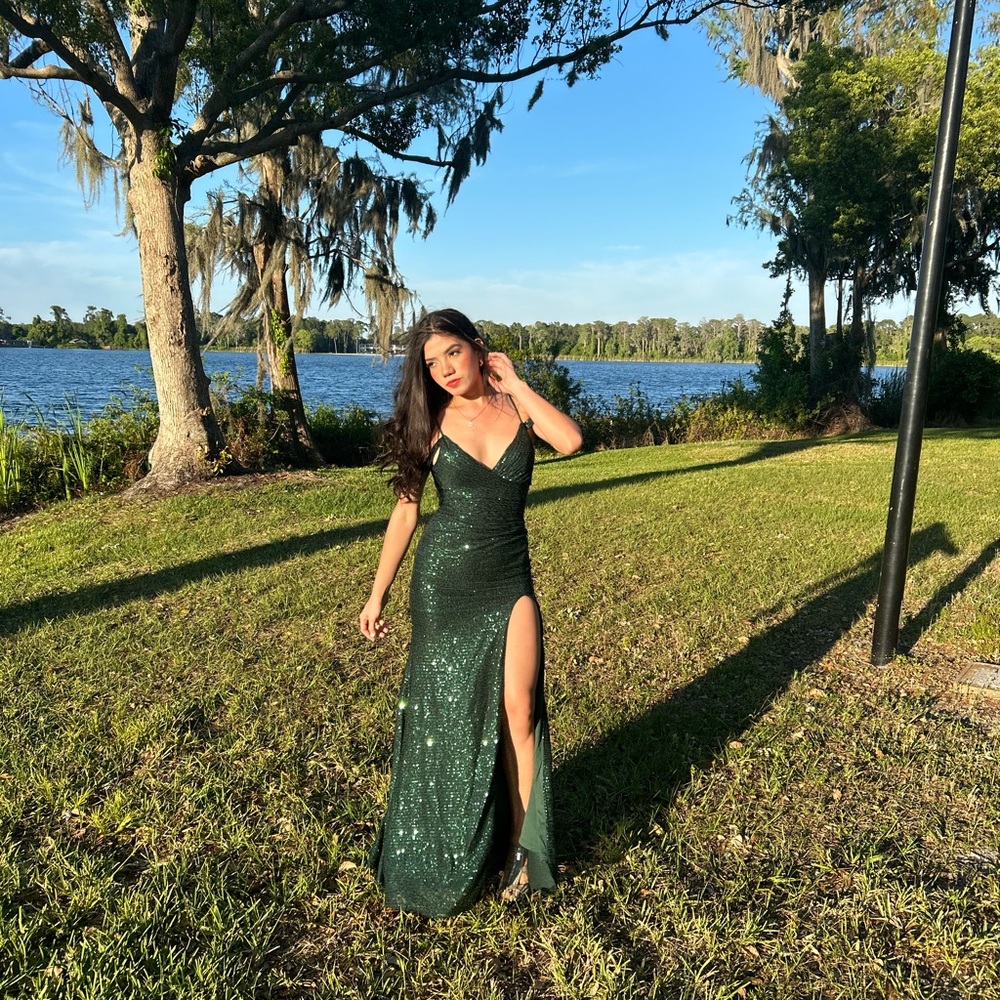 Elegant Emerald Sequin Gown – Perfect for Prom or Formal Events
